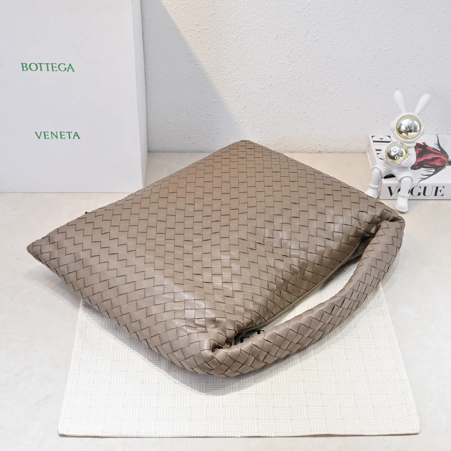 Batch 2160 #Bv Yangjin large size HOP cowhide, the bag body and handles are made of a whole piece of woven leather. The bag body is soft and lazy. Hop symbolizes the praise of innovation and eternal craftsmanship [love]. The pyramid silhouette combines practicality and fashion. Modern and casual, the bag mouth is double-sided closed design, more convenient and safe! Made of soft cowhide and full of texture, this is a must-have for fashionable ladies who like minimalism, comfort and casualness! Model: 3970 Dimensions: 54x24x13